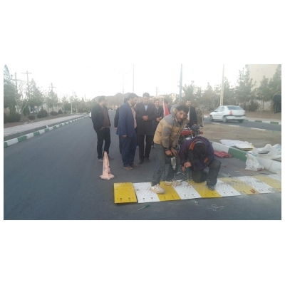 بازدید شهردار از اجرا و نصب سرعت کاه در بلوار علامه طباطبایی