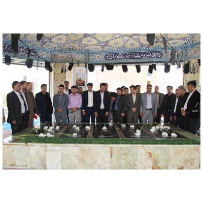 غبار روبی مزار شهدای گمنام در اولین روز کاری شهردار جدید پرند