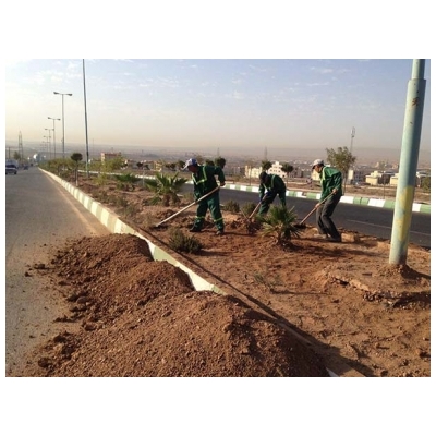 آغاز عملیات تسطیح و آماده سازی بستر کشت فضای سبز در بلوارهای سطح شهر پرند
