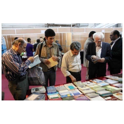 توزیع بن خرید کتاب در بین کارکنان شهرداری پرند