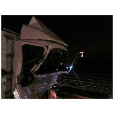 برخورد دو خودرو کامیون در اتوبان ساوه حادثه ساز شد