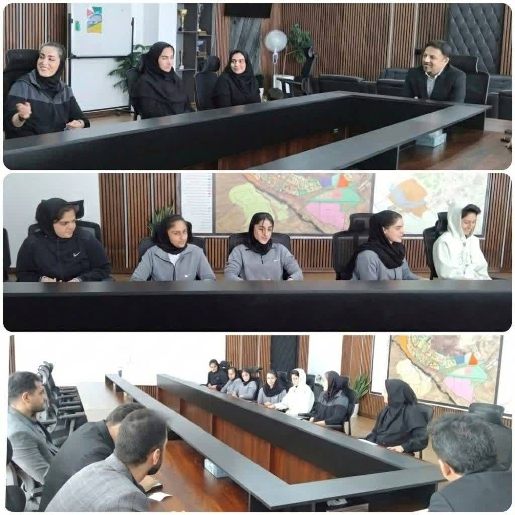 تجلیل تیم فوتسال دختران پرند از شهردار و شورای اسلامی شهر